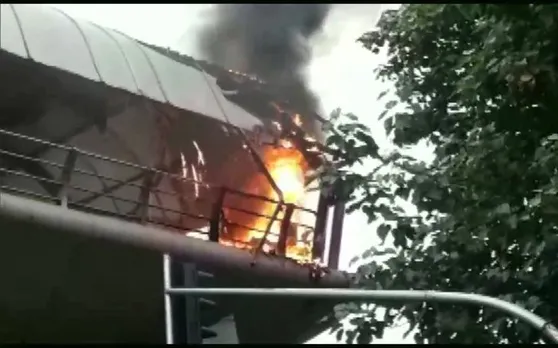 मुंबई के कॉटन ग्रीन रेलवे स्‍टेशन के स्‍काईवॉक में लगी आग, फायर ब्रिगेड की गाड़ियां मौके पर
