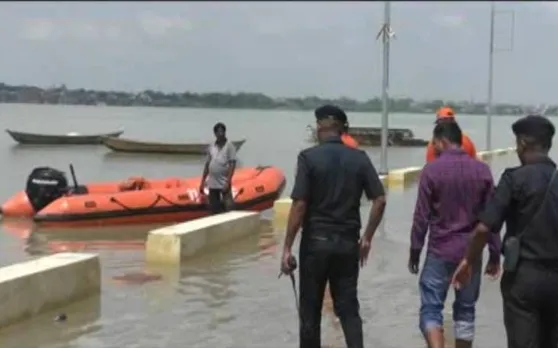 प्रयागराज में गंगा-यमुना का रौद्र रूप देख खबराए लोग, खतरे के निशान से महज एक मीटर नीचे है जलस्तर