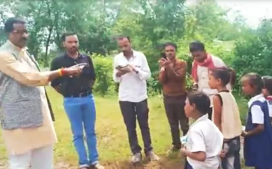कमलनाथ के मंत्री अचानक पहुंचे स्कूल, बच्चों को बर्तन धोता देखा तो किया ये काम