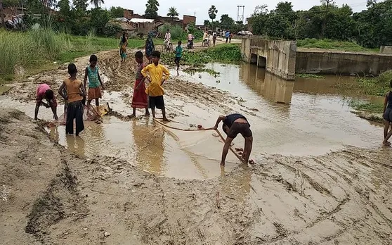 सुशासन बाबू के विकास का पोल खोल रही ये सड़क, यहां के लोग अपनी किस्मत पर रोने को मजबूर