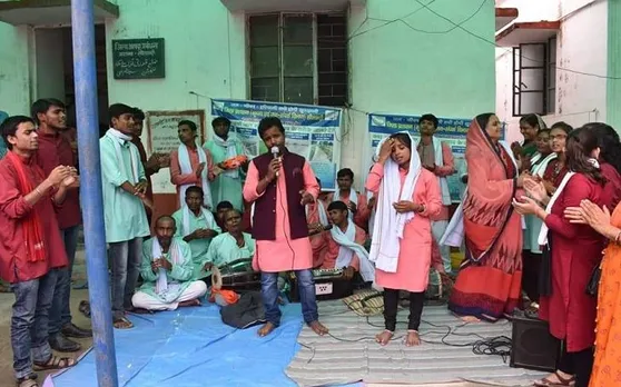 सीतामढ़ी में कला जत्था की टीम नुक्कड़ नाटक के जरिए दलितों को कर रहे जागरूक