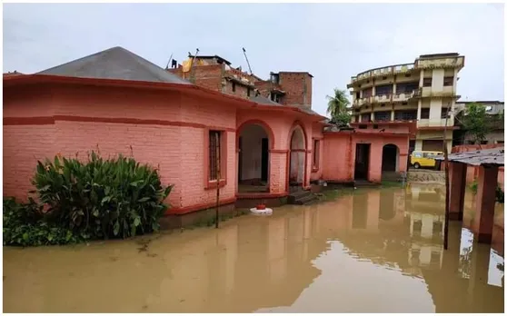 लगातार हो रही बारिश से स्कूलों में भरा पानी, टीचर और बच्चे घुटने तक पानी में आने को मजबूर