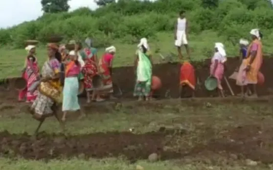 सरकार ने नहीं सुनी तो ग्रामीणों ने अपने बल पर बना डाली दो किलोमीटर लंबी सड़क