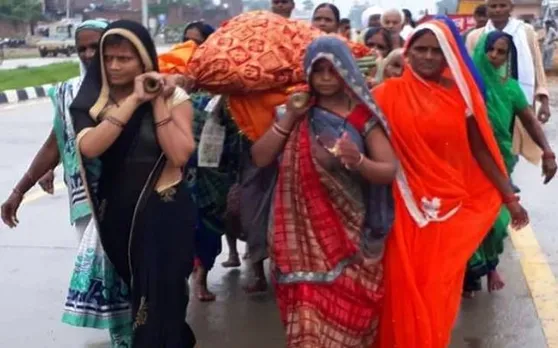 काशी में जब अर्थी को परिवार की बहू-बेटियों ने दिया कंधा, होने लगी हर तरफ चर्चा