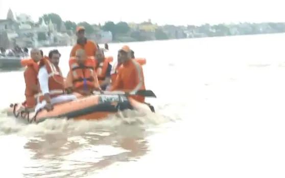 वाराणसी में गंगा उफान पर, सीएम योगी आदित्यनाथ बोट पर बैठकर बाढ़ का लिया जायजा, देखें VIDEO