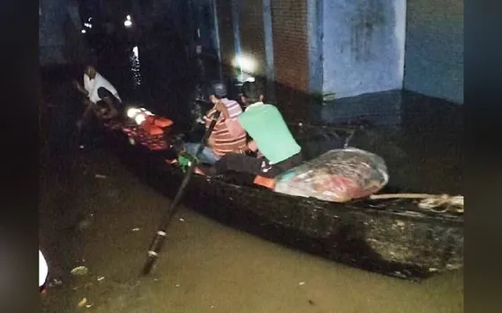 प्रयागराजः बाढ़ से एक लाख लोग प्रभावित, गलियों में चल रही है नाव