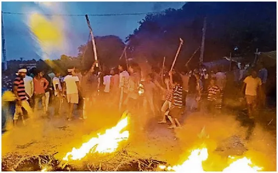 खनन के दौरान पत्थर उड़कर गांव में गिरा, आक्रोशित ग्रामीणों ने खनन कर्मियों को दौड़ा-दौड़ाकर पीटा