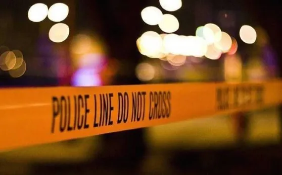 UP: पुलिस को देख अभियुक्त ने पत्नी समेत खुद को लगाई आग, हालत गंभीर