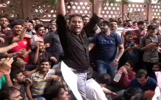 चार्टर्ड अकाउंटटेंट के छात्रों का प्रदर्शन, दोबारा पेपर चेक कराने की मांग