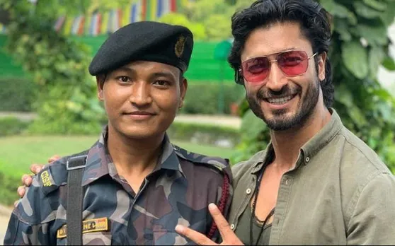 CISF सैनिक के साथ विद्युत जामवाल ने शेयर की तस्वीर, कहा- सम्मान के हकदार हैं..