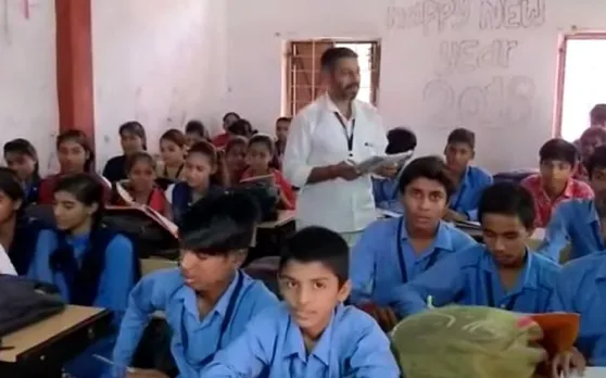 इंदौर के स्कूल में चपरासी वासुदेव 23 साल से पढ़ा रहे संस्कृत