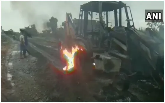 बिहार : नक्सलियों ने सड़क निर्माण में लगे वाहनों को किया आग के हवाले, सड़क कार्य प्रभावित