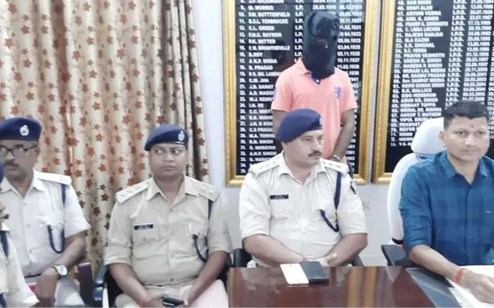 दुमका: डकैती कांड का मास्टरमाइंड पुलिस की गिरफ्त में, 35 हजार रुपए के साथ कई कीमती सामान बरामद