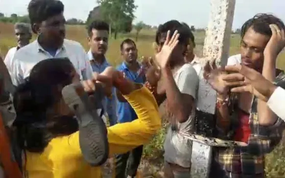 मनचलों को लड़की ने सिखाया सबक, खंभे से बांधकर चप्पलों से पीटा