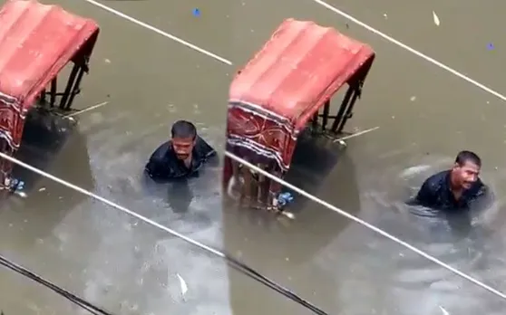 पटना के बाढ़ में फंसे रिक्शा चालक का रोना देखकर फट जाएगा आपका कलेजा, यकीन ना हो तो देखें Video