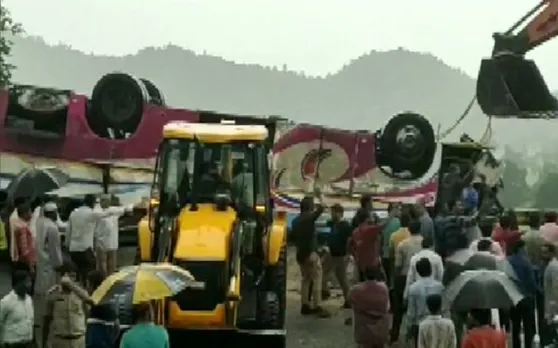 गुजरात में बड़ा हादसाः खाई में बस पटलने से 19 लोगों की मौत, 30 से ज्यादा घायल; PM मोदी ने जताया दुख