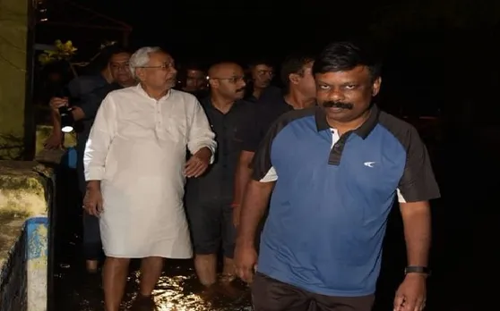 CM नीतीश कुमार ने घुटनों तक पानी में उतरकर लिया बाढ़ पीड़ितों का हालचाल