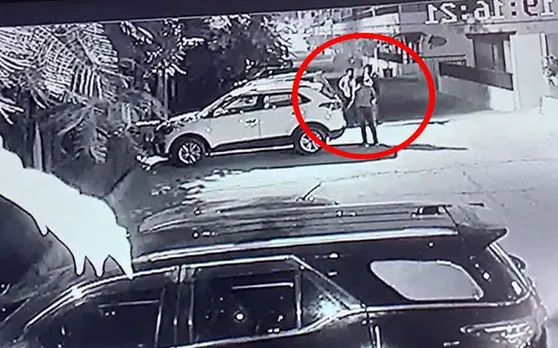 ग्रेटर नोएडा में अपराधियों ने बिल्डर पर चलाई दनादन गोली, Video देख कांप जाएगी रूह
