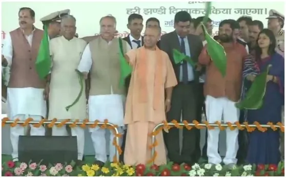 नवरात्र में नरेंद्र मोदी सरकार के दूसरे तोहफे 'तेजस' को सीएम योगी ने दिखाई हरी झंडी