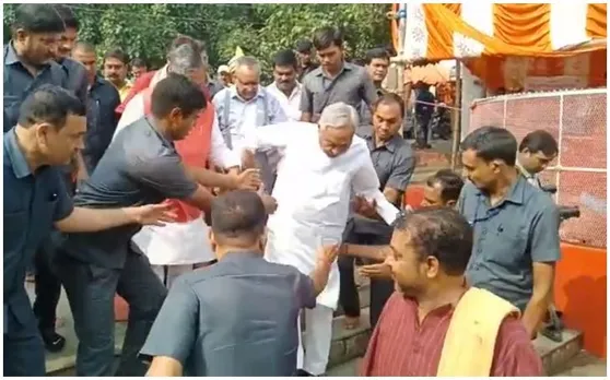 जानिए आखिर क्या हुआ जब दर्शन करने मंदिर पहुंचे सीएम नीतीश कुमार का अचानक फिसला पैर