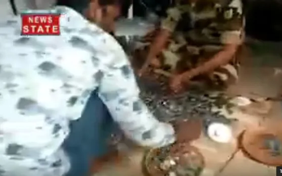 चवन्नी-चवन्नी को मोहताज शख्स के पास मिले लाखों के सिक्के और FD, देखें Video
