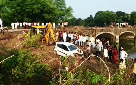 मध्य प्रदेश: दंपति सहित कार गिरी नदी में, पति को बचाया, पत्नी की तलाश जारी