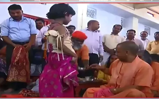 CM योगी ने नवरात्रि के आखिरी दिन कन्याओं को कराया भोज