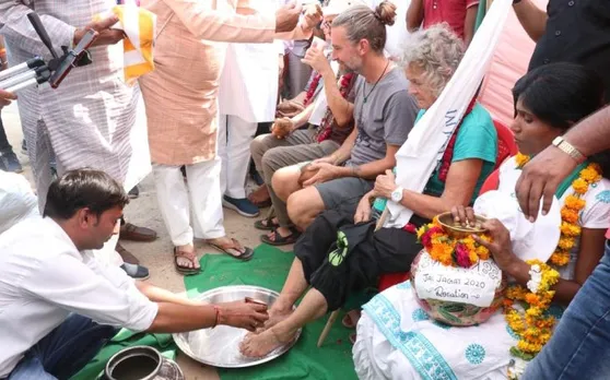गांधी का संदेश प्रचारित करने निकले देशी-विदेशी अनुयायियों के पैर धोए