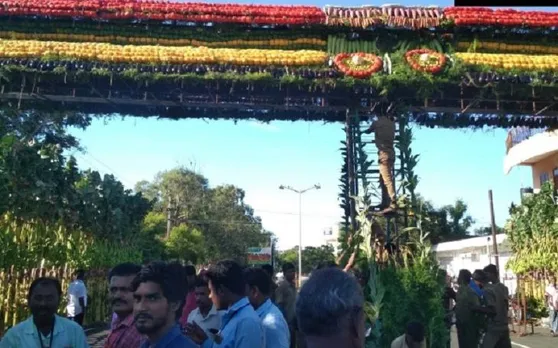 शी चिनपिंग के स्वागत के लिए सब्जियों और फलों से बनाया गया स्वागत द्वार