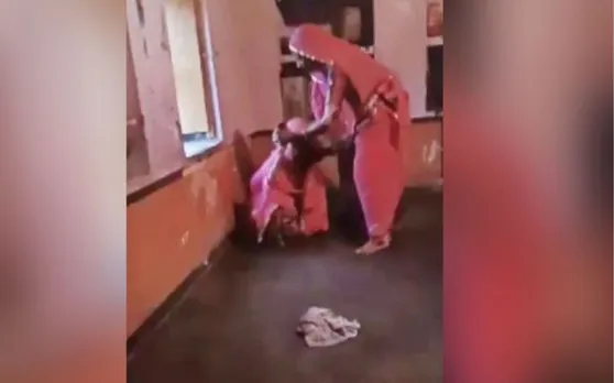 Video: पहले सास को धक्का देकर नीचे गिराया फिर लात और थप्पड़ मारती नजर आई बहू