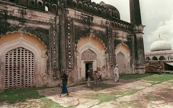 अयोध्या की विवादित जमीन छोड़ना मुस्लिम बोर्ड को मंजूर नहीं, दिया ऐसा बयान