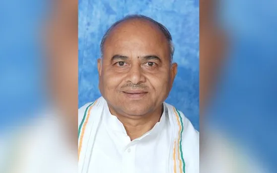 मंत्री ने अपने आवास के बाहर लिखवाया, 'पैर छूना मना है'