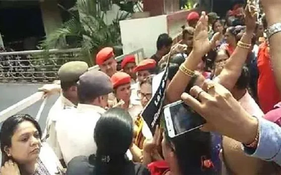 डिप्टी सीएम सुशील मोदी के घर पर लोगों का हिंसक प्रदर्शन, हाय-हाय के लगे नारे