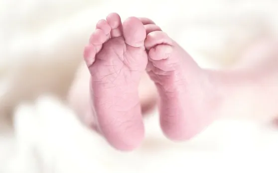 अपनी बच्ची का शव दफनाने गए शख्स को गड्ढे में दफन मिली जीवित बच्ची