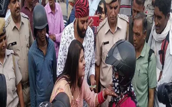 शादी के एक दिन बाद नवविवाहिता ने संभाली ट्रैफिक की कमान, जानें क्यों