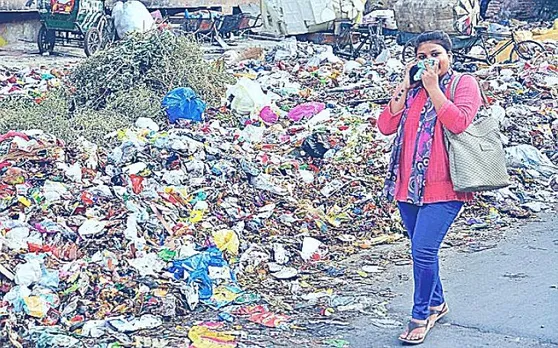 करोड़ों खर्च फिर भी कूड़े से नहीं मिली निजात, जगह-जगह लगा कचरे का अंबार