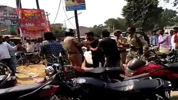बीजेपी नेता के बेटे की दबंगई, बीच चौराहे पर दरोगा को जूतों से पीटा, वीडियो वायरल