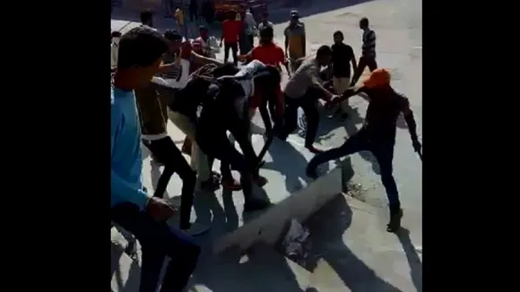 प्रेम प्रसंग को लेकर एक-दूसरे से भिड़े दोनों परिवार, बीच-बाजार जमकर चली लाठियां