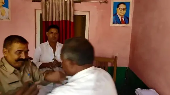 वर्दी के नशे में चूर दरोगा ने रिटायर्ड फौजी को मारा थप्पड़, VIDEO में देखें उसके बाद क्या हुआ