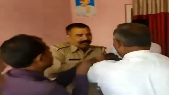 Video: यूपी पुलिस के दारोगा ने 1 थप्पड़ मारा, रिटायर्ड फौजी ने एक के बाद एक जड़ दिए 5 थप्पड़