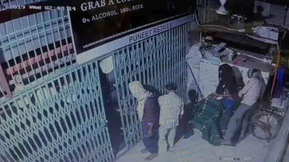 दिल्ली में बेखौफ अपराधी, गार्ड को बंधक बना कर की चोरी, CCTV में कैद वारदात