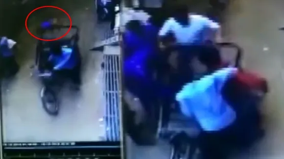 मध्य प्रदेश के टीकमगढ़ में 'आसमान से गिरा, रिक्शे पर अटका बच्चा', देखें VIDEO
