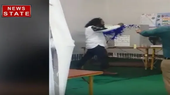 VIDEO: ठाणे पोलिंग बूथ पर मतदान के दौरान एक शख्स ने फेंकी स्याही, बोला- EVM पर विश्वास नहीं