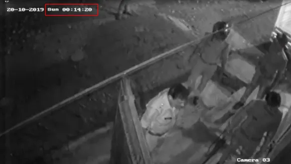 VIDEO: चाउमीन का पैसा मांगा तो UP पुलिस ने की पिटाई, कहा- 'रुको अच्छे से पैसा देता हूं'