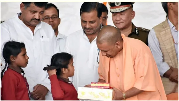बच्चों के बीच क्यों टॉफी बांट रहे CM योगी, पढ़ें पूरी खबर