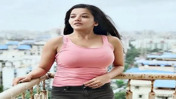 सलमान खान के गाने पर मोनालिसा ने पानी के अंदर दिखाईं अपनी दिलकश अदाएं, देखें ये VIRAL VIDEO