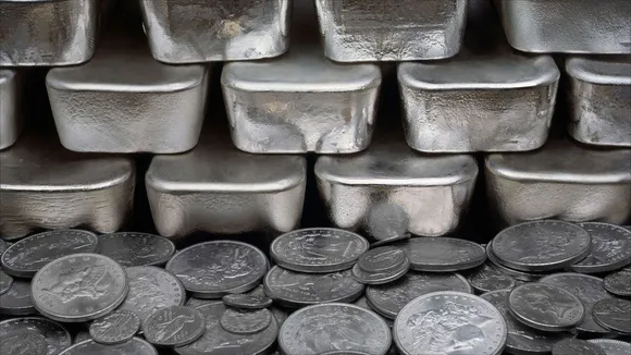 धनतेरस (Dhanteras) के मौके पर चांदी का सिक्का (Silver Coin) खरीदने जा रहे हैं तो यह खबर जरूर पढ़ लीजिए