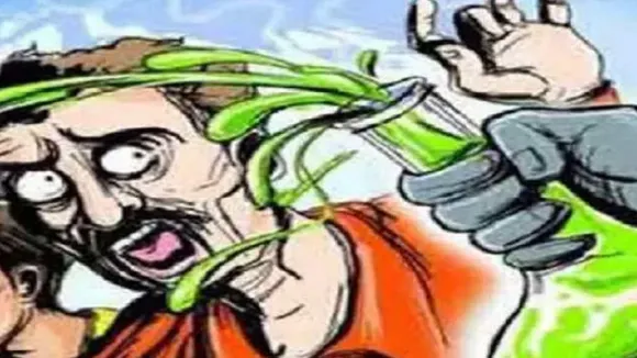 अलीगढ़ :शादी से मना करने पर युवती ने युवक पर फेंका तेजाब, जानें फिर क्या हुआ?