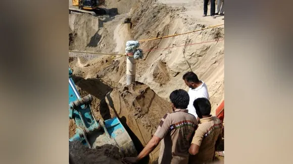 30 फुट गहरे बोरवेल में गिरा 2 साल का बच्चा, 16 घंटों से जारी रेस्कयू ऑपरेशन