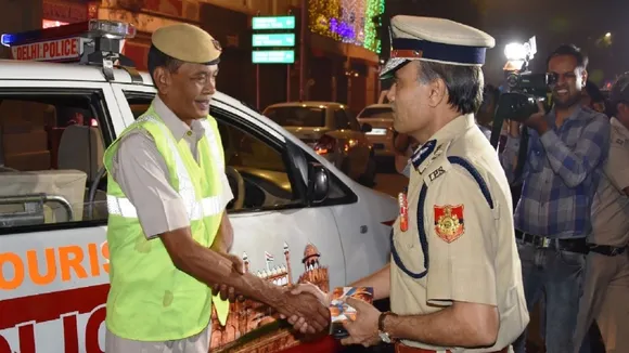 दिल्ली की दिवाली : 500 गिरफ्तार, 10 हजार किलो पटाखे जब्त, पुलिस आयुक्त ने आधी रात बांटी 'मिठाई'